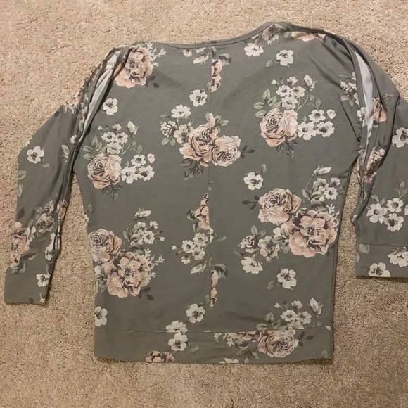 Maurice’s- Green Floral Shirt with Cut Out Long Sleeves - Picture 4 of 4